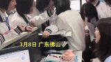 广东佛山：学生组团围观老师男友照片，办公室挤得水泄不通