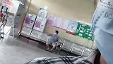 女子发高烧去医院，丈夫全程不管不顾