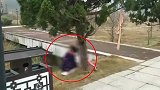 女子丝袜缠颈双膝跪在公园湖边 大伙走近一看吓坏