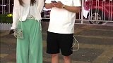 街拍到意外一幕，小姐姐这举动让我意外，网友霸气十足啊
