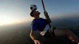 胆子太大了！3000米高空能玩什么？俩小哥带你花式颠球