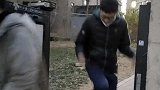 辽宁大连：小区解封 志愿者来回横跳展示“自由穿梭”之乐