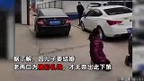 儿子结婚急需用钱，老两口无奈向借钱者下跪要账，现场一幕太心酸