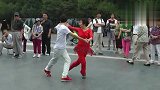 最新广场舞视频大全-20190223-这姐弟俩个一开跳，广场舞大妈脸出来秀了！