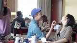 王鸥烈焰红唇再现复古妆容，欧小妹简直太漂亮了，化妆师都看呆了