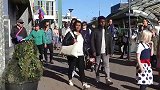 假扮草人蹲在桶内吓路人，美女差点尖叫起来
