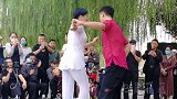 帅小伙和广场舞大妈热情似火的舞蹈跳起来