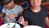 你们两个好尴尬