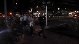 假扮草人躲在黑暗中吓路人，路人防不胜防