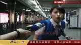 热点-监控拍下醉酒男拿灭火器狂砸地铁屏蔽门
