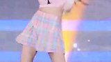 Jennie在舞台上大秀舞蹈，她的身材简直堪称完美