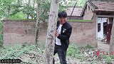怂恿2：王二蛋找白雪来帮忙，结果又被姥姥追着打一顿，真搞笑