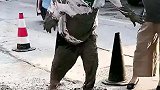 无意间踩进混凝土里，市政小哥烦死了