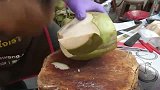 泰国街头水果摊削椰子，强迫症的我表示很舒服