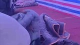 三个大学生住工棚砍甘蔗挣学费，老板：踏实肯干，干活很利索