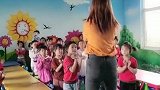 幼师小姐姐和小朋友们一起跳舞，幼师小姐姐的动作，看完不许笑哦
