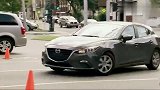 国外恶搞，在街上蟒蛇从搬运的箱子中逃脱，路人被惊吓