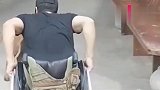 马犬看到残疾的主人行动很吃力，上前帮忙，万物皆有灵啊！
