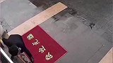 男子门口扫地突然发现美女，冲向屋内告诉老板，众人马上外出观看