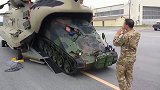 是这装甲车太大，还是这直升机太小，这军事装备看的我有点晕了！