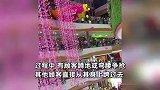 商场七夕抽奖顾客抢气球堆成人海，有人摔倒被压，场面一度失控