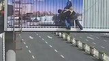 男子高空作业被悬挂半空
