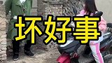 小女孩的手机掉了