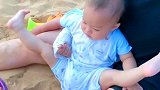 宝宝为了不碰沙子，练成了一字马，网友：处女座萌宝