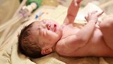 好萌！刚出生的婴儿被留在床上没人管，紧张的小手不受控制乱动