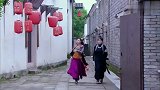 恶毒妇人坏事做绝流落街头，人人喊打，被逼无奈只得钻进粪桶里！