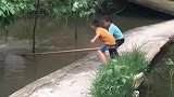 熊孩子在捞鱼，不知什么原因瞬间逃跑，还哭个没完没了