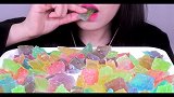 小姐姐吃颜值超级高的宝石琥珀糖，咯吱咯吱的咀嚼音听起来超过瘾