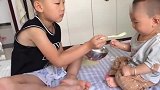 哥哥给挑食宝宝喂饭，我也是第一次当你的哥哥呀，给哥哥点赞
