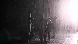 神奇雨屋水会躲人 纽约市民排队淋雨