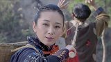 土匪包围农村姑娘，竟想要欺负姑娘，谁料女孩一鞭子吓坏老大