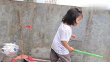 两宝宝玩玩具球，女儿嫌脏拿球去洗，妈妈却骂她了