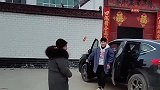 媒人带着小伙相亲来了，小伙下车见人就递烟，一看就是个机灵人