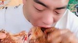 小伙直播吃牛排，这牛排真是大啊，看着就想吃！