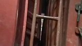 大货车为避让闯红灯男子，急刹车导致材料损毁