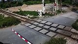 这小伙竟敢跟火车抢行, 幸亏反应快, 否则后果不堪设想