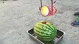 当1000℃岩浆倒入西瓜中，画面瞬间就炸了