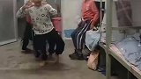老师晚上查寝室，孩子们上演“魔性舞”迎接