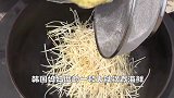 妈妈做了豆芽煮海鲜，老头不吃菜只吃肉，儿子都急了！