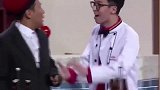 宋小宝喝酒反被套路，两服务员抢瓶盖太逗了