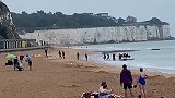 英国：肯特郡一海滩上20名非法移民在日光浴者面前登陆后逃离