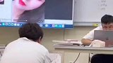 大型社死现场，老师忘关投屏，漂亮女友突然发来自拍视频