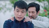 大爷帮朋友按摩，听朋友说话就知道很享受