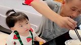 公公来了之后，女儿彻底被宠上天了，这待遇她爸都没享受过