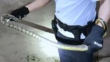 重庆：居民下班被1条蛇堵在家门口，民警手捏七寸制服它