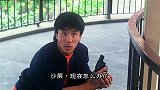 女大学生遭劫持，警察舍身相救，连裤子都被抢走了！